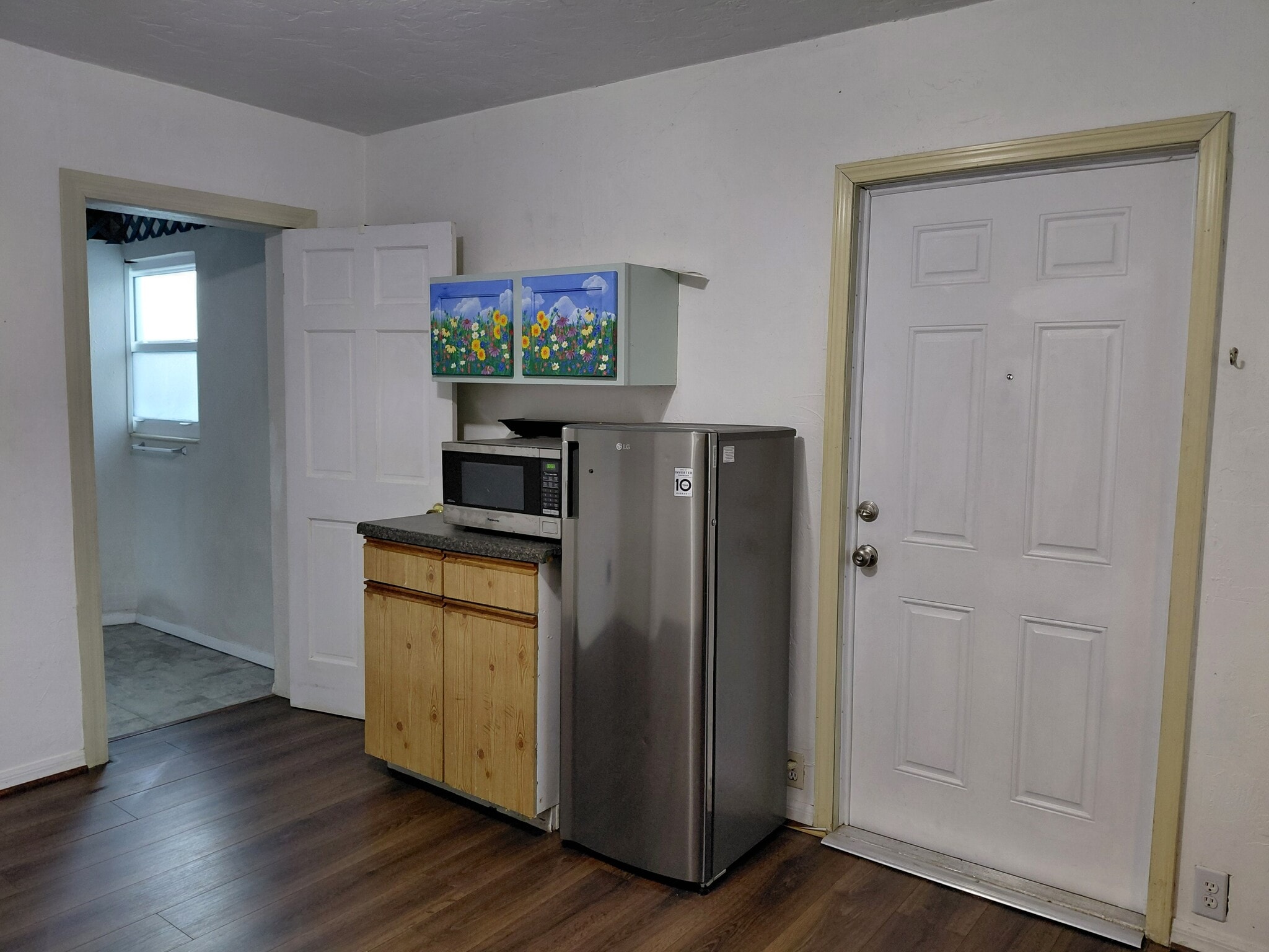 Private door, appliances, bathroom door - 5720 24th St W
