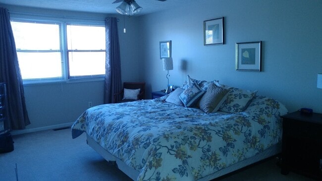 Building Photo - (2) bedroom Town-House w/ new Dining Room ...