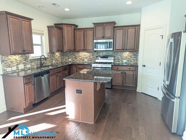 Building Photo - 833 Poplar St