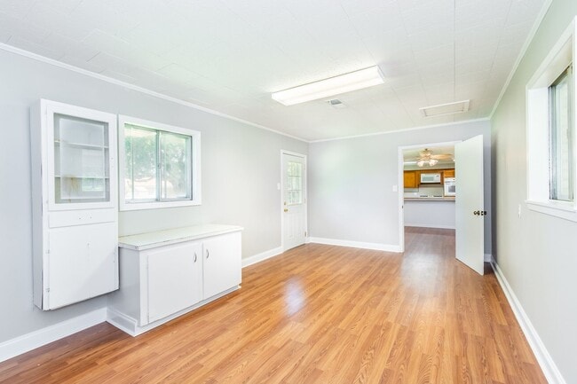 Building Photo - Large 4Bed/2Bath House on Beautiful Lot