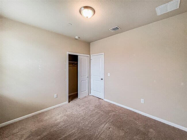 Building Photo - 2880 Donnell Dr