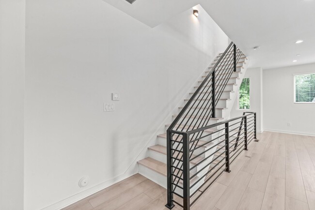 Building Photo - Move-in Ready Modern Townhome!!