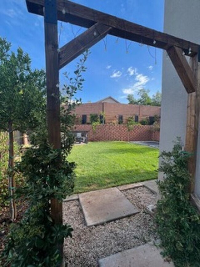 Building Photo - Very Spacious 6 bedroom home with amazing ...