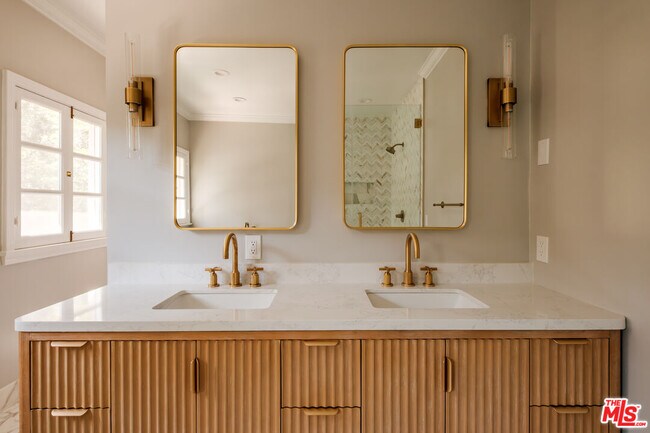 Building Photo - 1004 N Beverly Dr