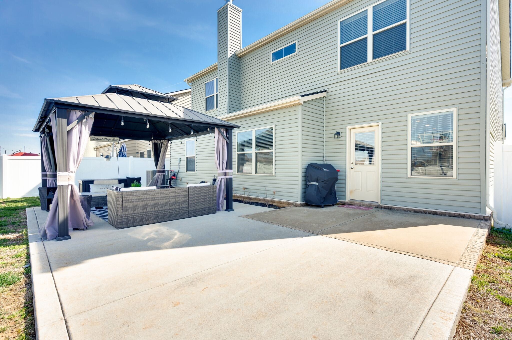 Building Photo - 2784 Nottingham Dr