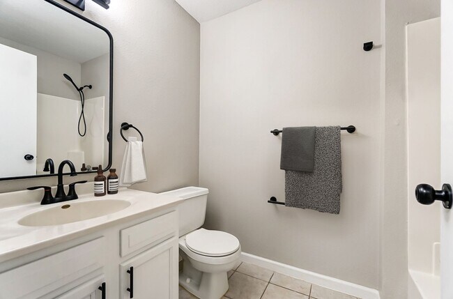 Building Photo - Renovated 2 Bedroom with Washer + Dryer Av...