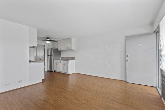 Building Photo - Charming Pualei Circle 1BR Condo with Parking, Pool & Utilities Included