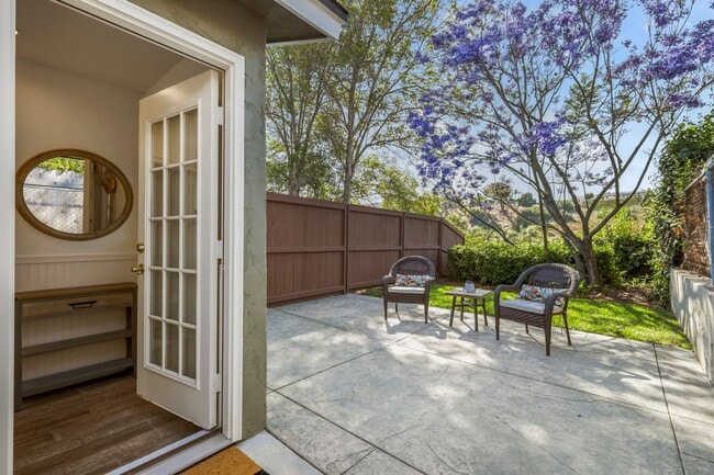 Building Photo - Stunning 1 Bedroom/1 Bathroom in Oceanside!