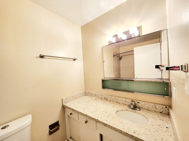 Building Photo - Large studio with private deck