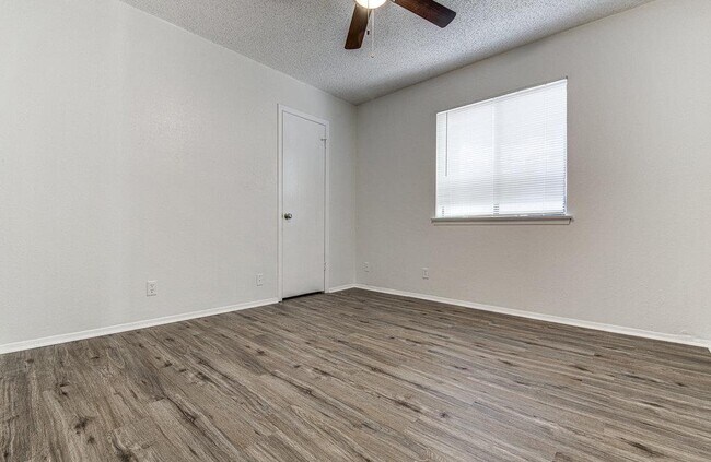 Building Photo - 10105 Woodland Village Dr