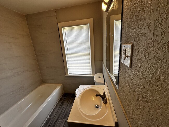 Building Photo - Charming 3-Bedroom Tulsa Home with Gleamin...