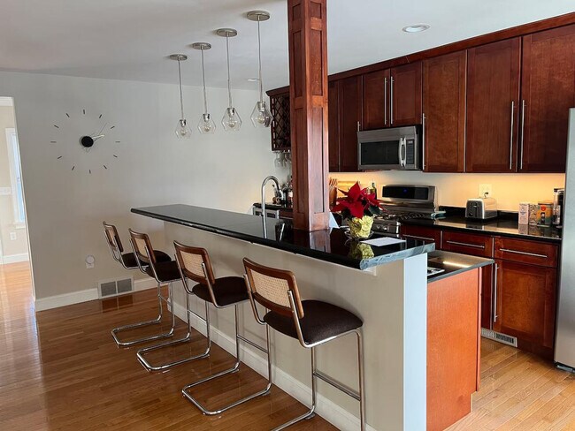 Building Photo - 99 W Circular St