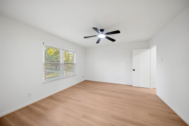 Building Photo - 9654 Westview Dr