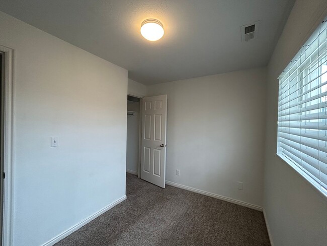 Building Photo - 3 Bedroom 1 Bathroom Basement Apartment Sp...