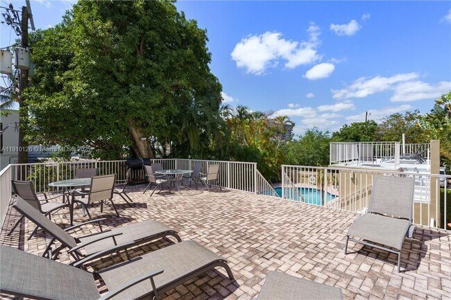 Building Photo - 1050 SE 15th St