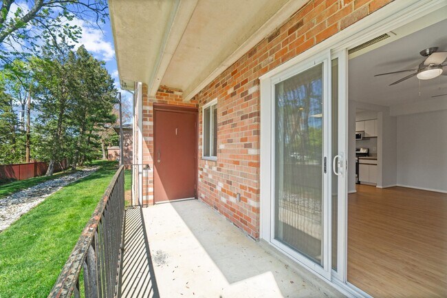 Building Photo - Fairwinds. Renovated and Updated. Spacious 2 bed 2 bath ground level condo in Annapolis!