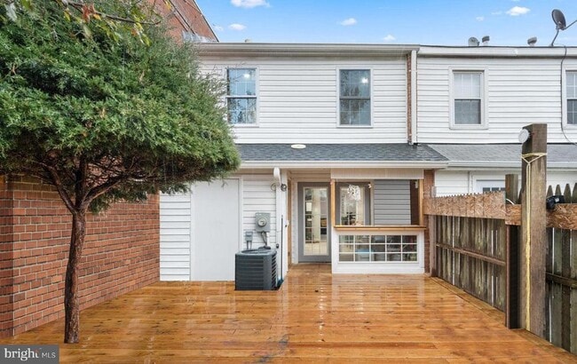 Building Photo - 9838 Town Ln