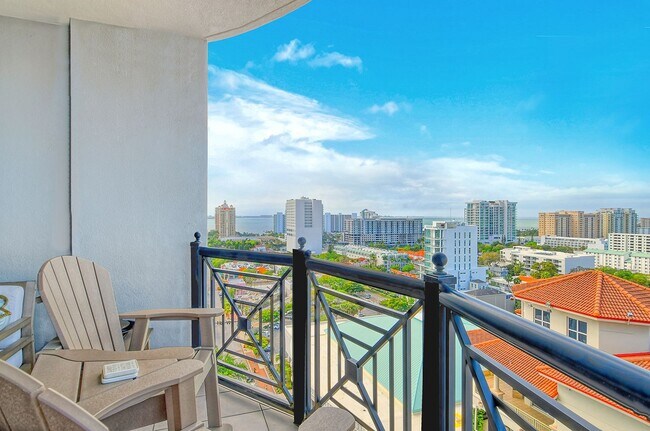 Building Photo - Short term ONLY Amazing 2/2 condo in the heart of downtown Sarasota with Bay View!