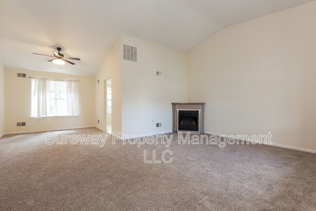 Building Photo - 1042 A Canterbury Dr