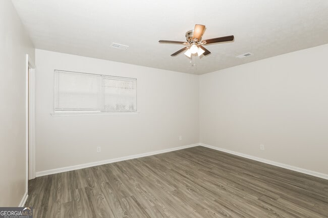 Building Photo - 9319 Forest Knoll Dr