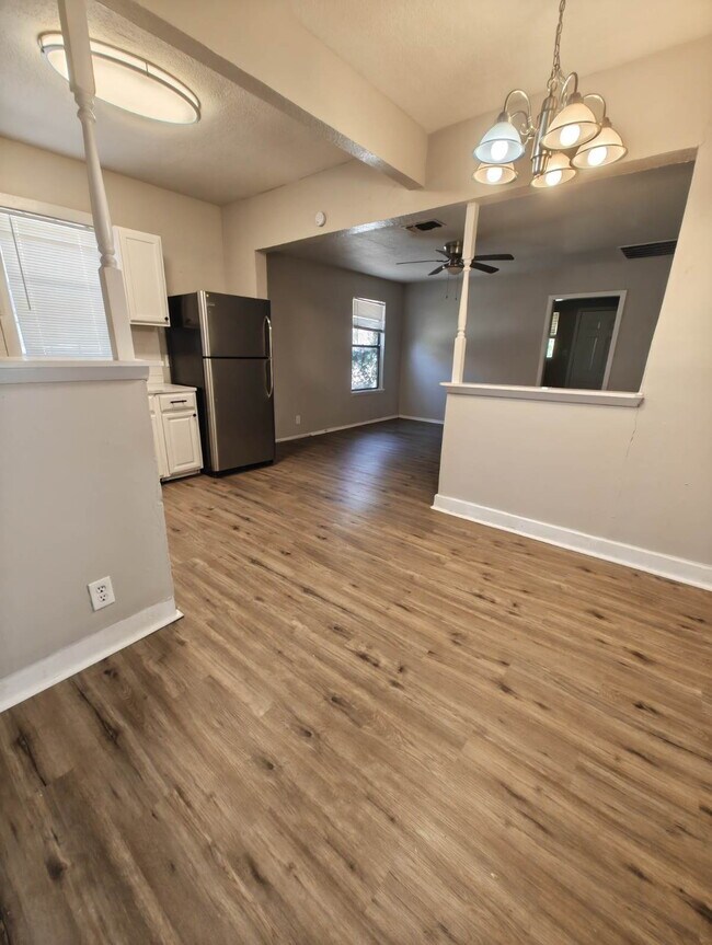 Building Photo - 811 Rivas St