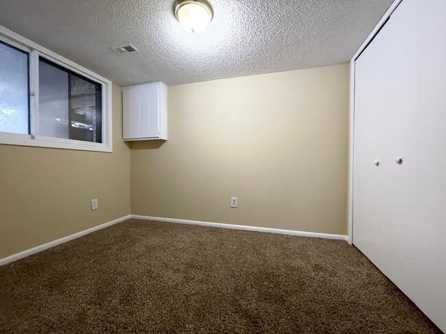 Building Photo - 3 bed/2 bath Sweet Townhome In Brooklyn Pa...