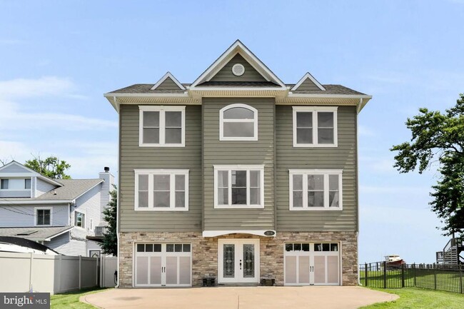 Building Photo - 2260 Lake Dr