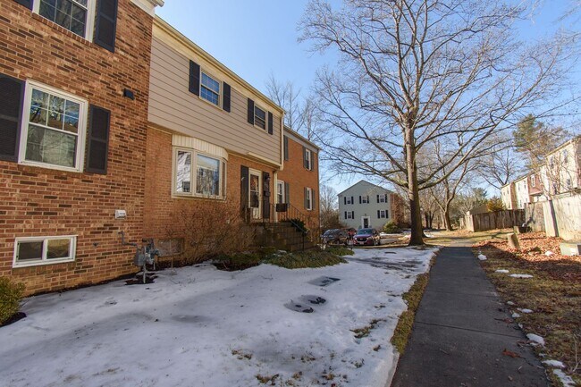 Building Photo - Charming 3 Bed 3.5 Bath Townhome