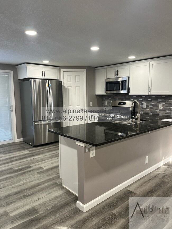 Building Photo - 5 Bedrooms, PLUS Rec Room in Gladstone!