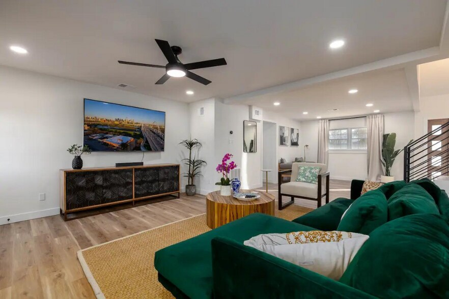 Building Photo - 306 W Lookout Dr