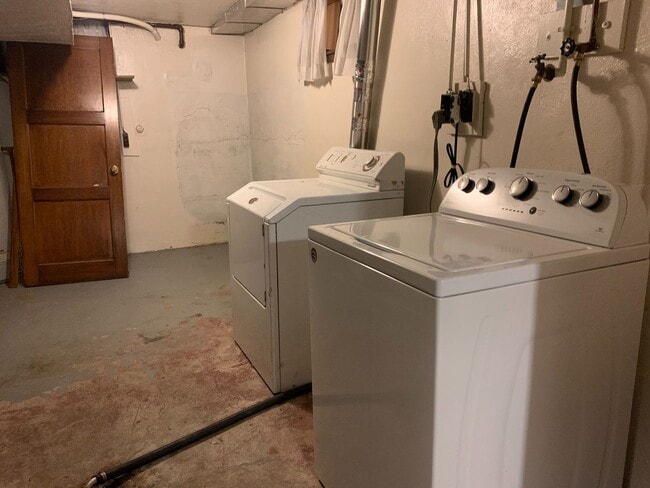 Building Photo - 5 Bedroom Across from NDSU!!