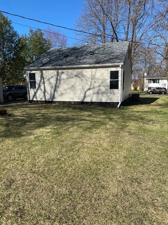 Building Photo - 3 Bedrooms, 1 Bathroom Single Family Home in Brainerd, MN w/garage