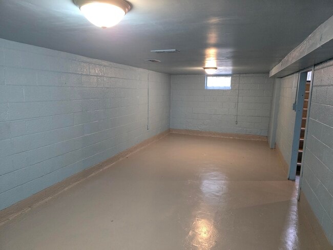 Building Photo - 6109 Farmbrook St