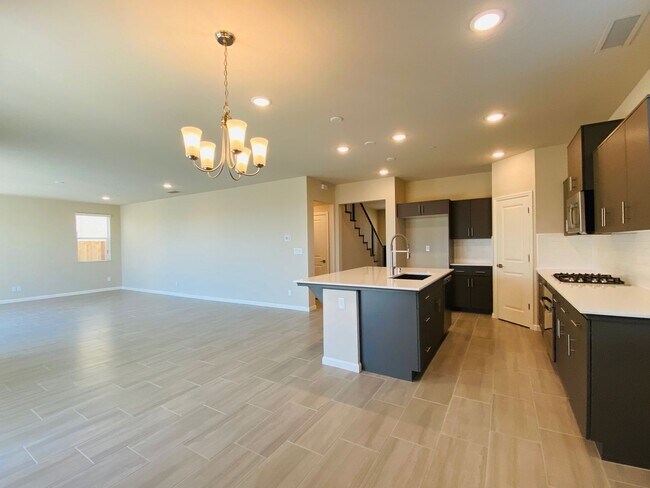 Building Photo - COMING SOON! $2,750 Ashlan & Highland, 4 B...