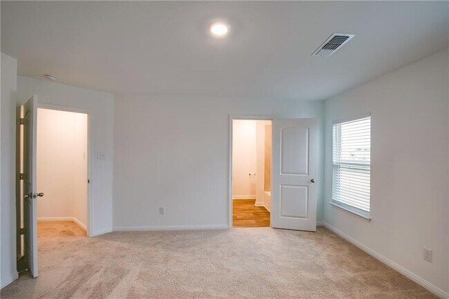 Building Photo - 617 Riverdale Dr