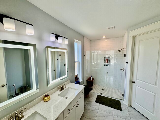 Building Photo - 300 Foxtail Wy