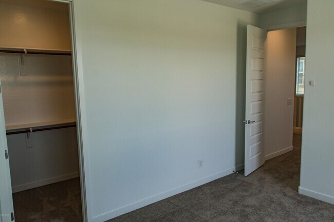 Building Photo - 1106 E Weatherby Way