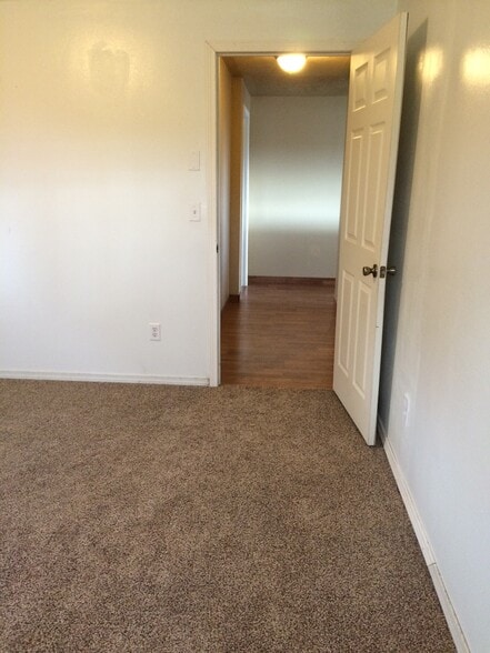 Building Photo - 460 W Briar Dr