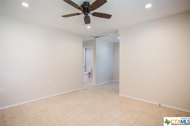 Building Photo - 1231 N LBJ Dr