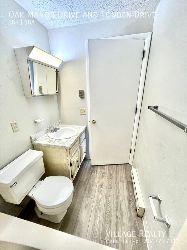 Building Photo - FEW STEPS, No one above or below! Cozy 1-B...