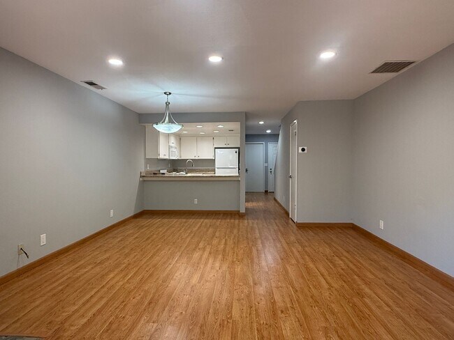 Building Photo - 666 W Sunnyoaks Ave