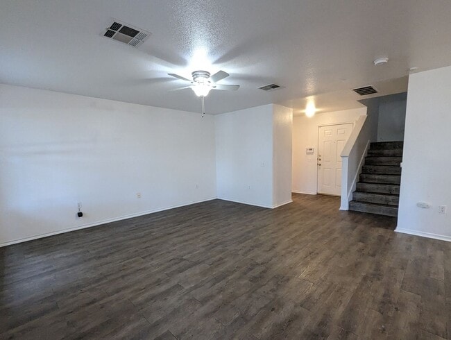 Building Photo - 3 Bed / 2 Bath Home with Private Backyard