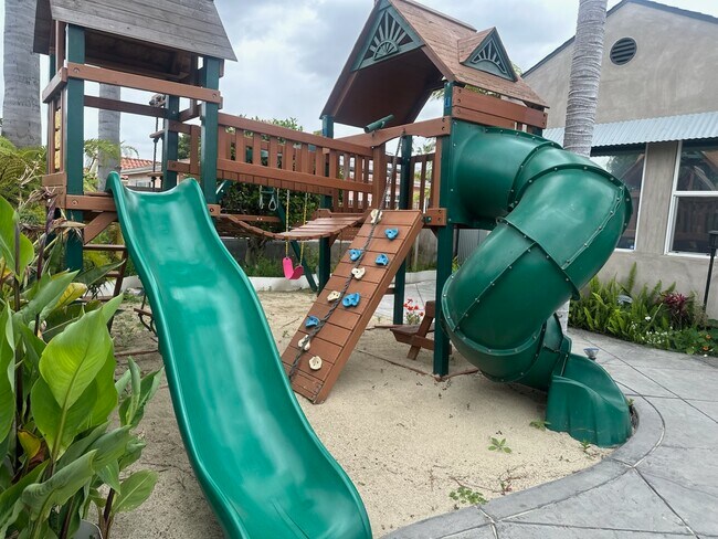 Building Photo - 1858 W 83rd St