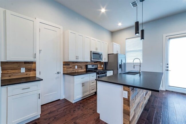 Building Photo - 6405 Chesterfield Ave