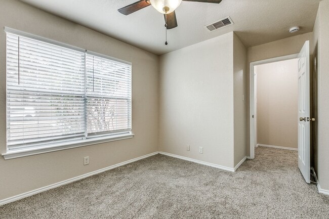 Building Photo - Charming 3/2/2 single-story home in highly desirable Westover Crossing