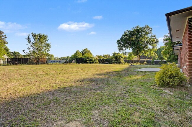 Building Photo - Charming 3-Bed/2.5-Bath Ranch in Durham