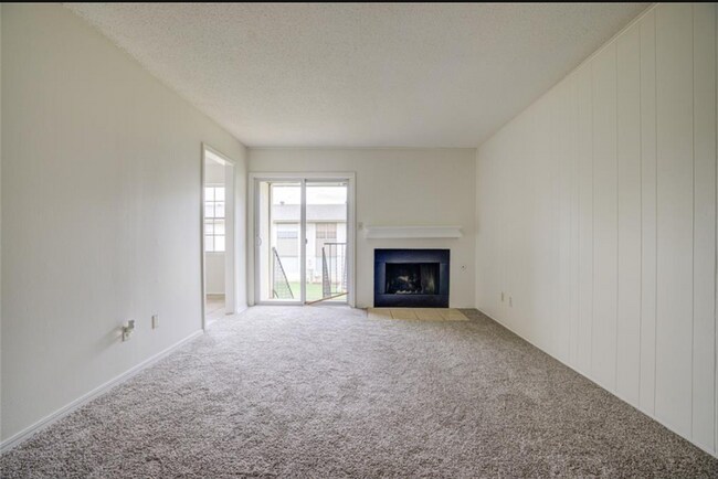 Building Photo - 3-bedroom, 2-bathroom condo in Norman with central heat and air and washer and dryer provided