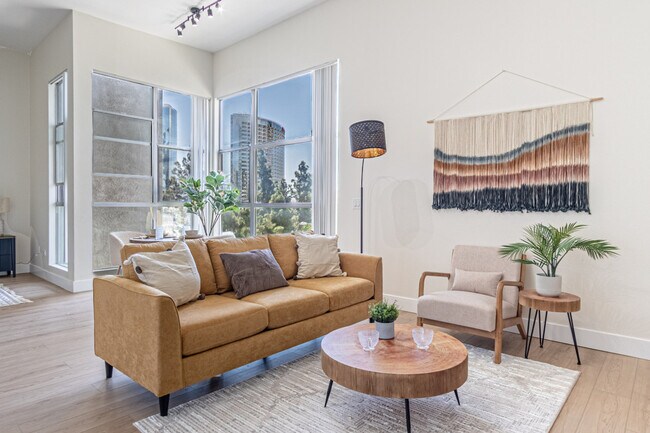 Building Photo - 555 Front St