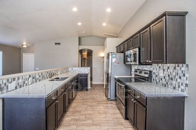 Building Photo - 4650 S Greythorne Way