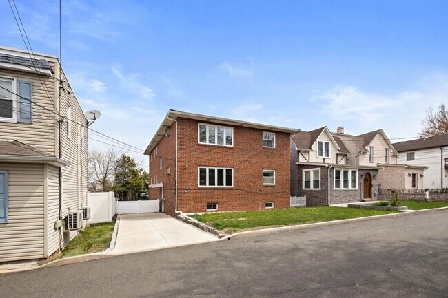 Building Photo - 184 Central Ln